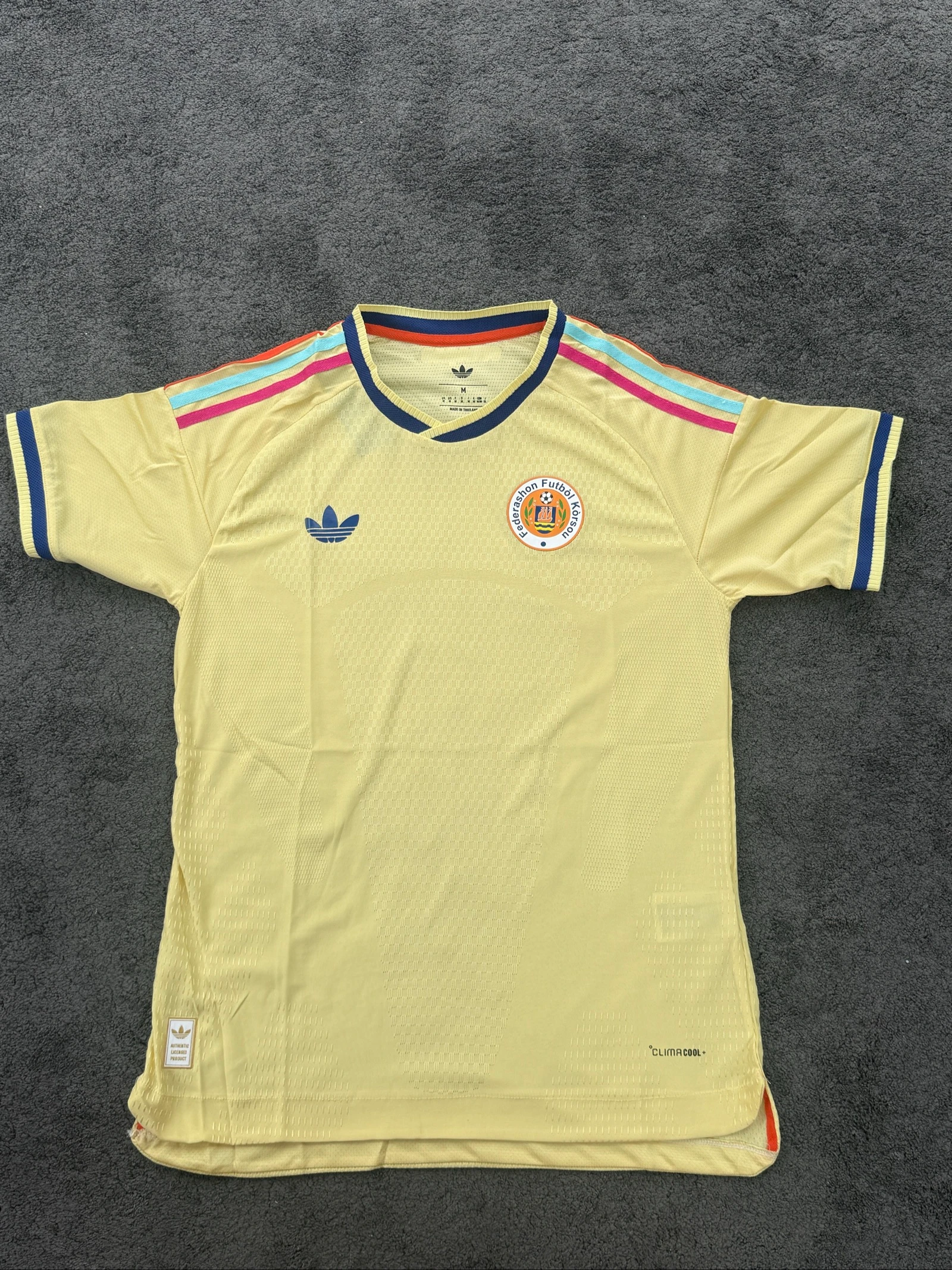 Nuevo jersey de fútbol Adidas Curaçao para el Mundial 2026 en talla M – photo 2